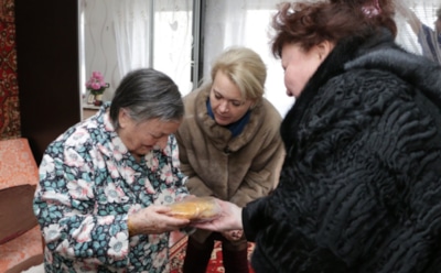 В Керчи чиновницы в мехах дарили блокадникам хлеб