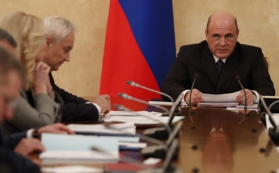 Мишустин поручил депортировать из РФ иностранцев с коронавирусом