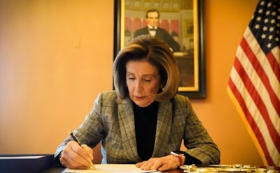 Пелоси демонстративно разорвала текстовую версию речи Трампа