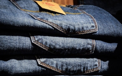 Россиянин отсудил 250 тыс. из-за «красящихся» джинсов
