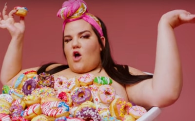 Нетта «плавает» в ванной с пончиками в новом клипе