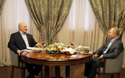 Лукашенко снял галстук в знак солидарности с Путиным