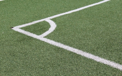 Nike создала футбольное поле из переработанной обувной резины