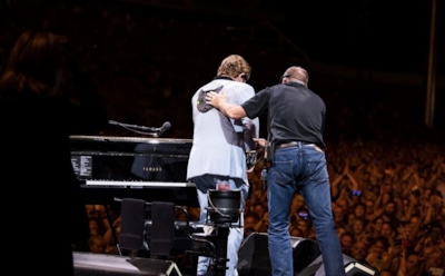 Элтон Джон вышел на сцену с пневмонией и не смог закончить концерт