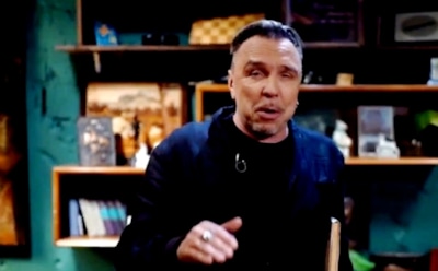 «Глубокий старик»: Виторган снял Сукачева с шаурмой в забегаловке