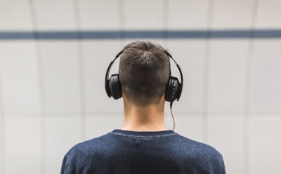 В РФ хотят запретить слушать музыку в транспорте без наушников