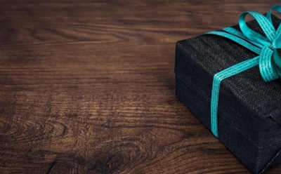 Эксперты сравнили траты россиян на подарки к 23 февраля и 8 марта