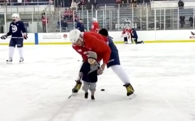 Александр Овечкин вывел на лед годовалого сына