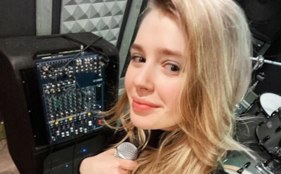 Звезда «Деффчонок» Анастасия Уколова стала певицей