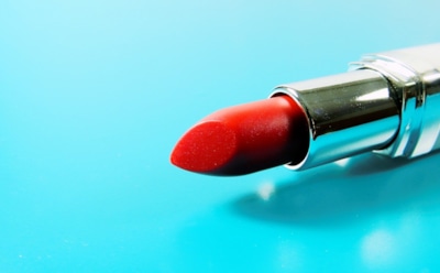 Китайская актриса Чэнь Шу запустила челлендж с губной помадой