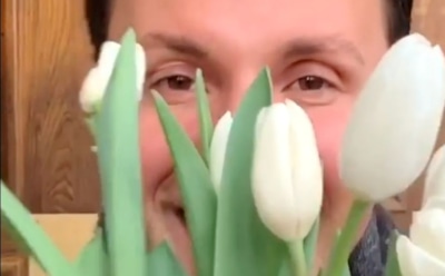 Вячеслав Манучаров раздал женщинам сотни цветов в честь 8 марта