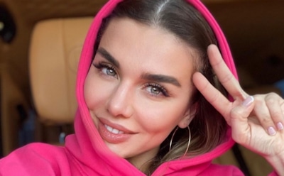 Седокова перевела деньги с продажи масок на благотворительность