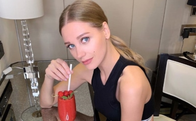 Асмус перед камерой обрезала свои волосы