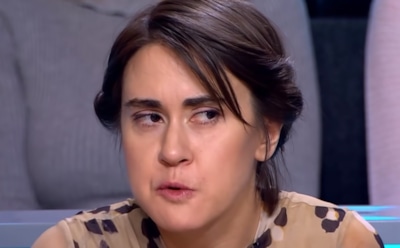 Дочь Успенской ползает по улицам на четвереньках