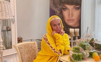 Волочкова показала свадебное платье с тапочками