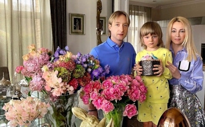 Как знаменитости отпраздновали Пасху в режиме самоизоляции