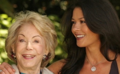 101-летняя вдова Кирка Дугласа удивила моложавым видом