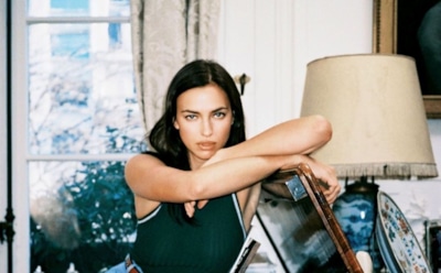 Ирина Шейк удивила чтением книги о Путине