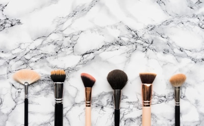 7 знаменитых женщин, которые наносят один и тот же макияж годами