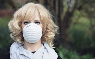 Дизайнер посоветовал россиянам синие и пастельные маски на лето