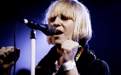 Певица Сиа усыновила двух подростков