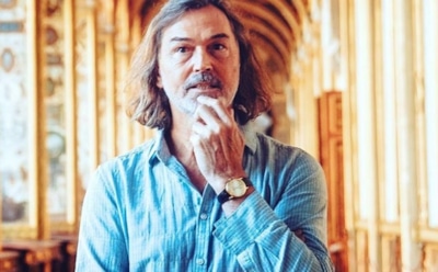 Сафронов выпустил маски со своими картинами