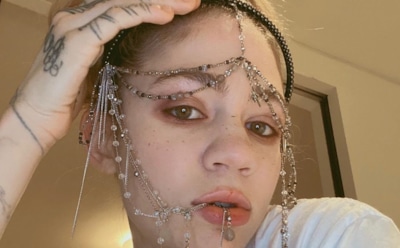 Возлюбленная Маска продает «частичку души» за $10 млн