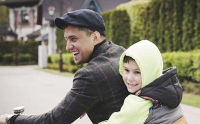 «Как провезти контрабанду»: Прилучный показал крысу в самолете