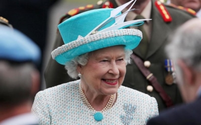 Елизавета II выплатит долги принца Эндрю, чтобы избежать скандала