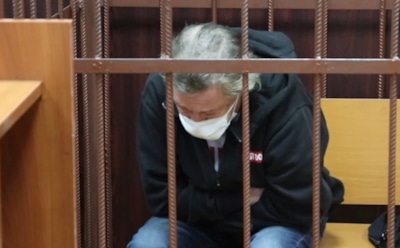 Михаил Ефремов расплакался в зале суда