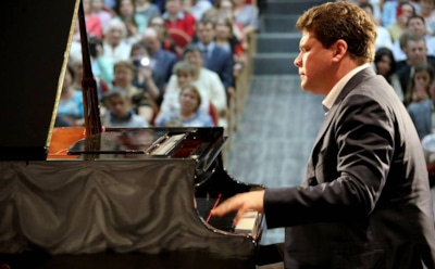 Любовь к спорту, бумажным письмам и другие факты о Денисе Мацуеве