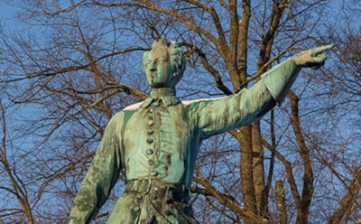 Памятник королю Швеции предложили заменить статуей Греты Тунберг