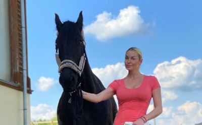 Гуляющая летом в шубе Волочкова подверглась критике