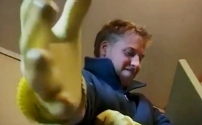 В Сети обсуждают кадры с моющим туалет принцем Уильямом