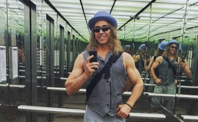 Тарзан поразил новой прической и седыми усами