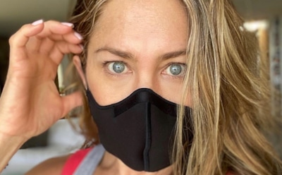 Энистон обрушилась на поклонников, игнорирующих опасность COVID-19