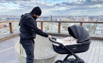 Тимати поднял сына одной рукой и заставил балансировать