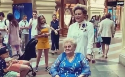 Малышева прокатила мать в инвалидном кресле по Москве