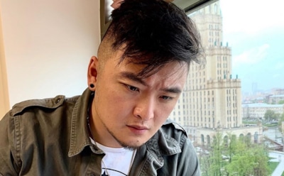 Победитель «Маски» Анатолий Цой скрыл от публики жену и детей