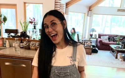 Работающая из туалета Деми Мур удивила поклонников