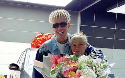 Элджей подарил матери машину за 3 млн рублей