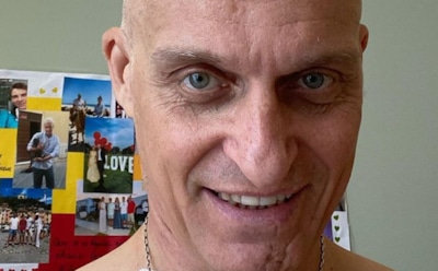 Коллеги больного раком Тинькова побрились налысо в его поддержку