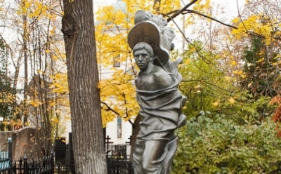 Никита Высоцкий объяснил скандальную замену головы у памятника на могиле отца