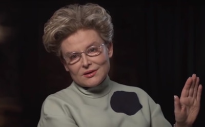 Елена Малышева показала новорожденную внучку