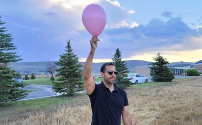 Фокусник Дэвид Блейн пролетел над пустыней на связке воздушных шаров