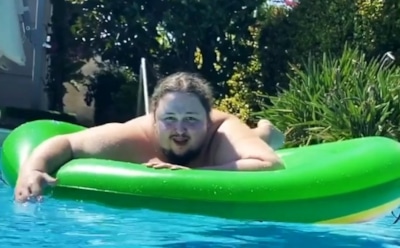 250-килограммовый сын Сафронова прыгнул в бассейн и получил травмы