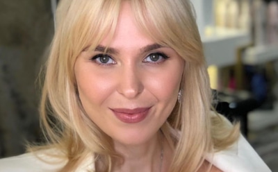 Пелагея похвасталась значком и удостоверением заслуженного артиста