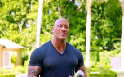 Дуэйн Джонсон оторвал руками ворота, торопясь на съемки, – фото