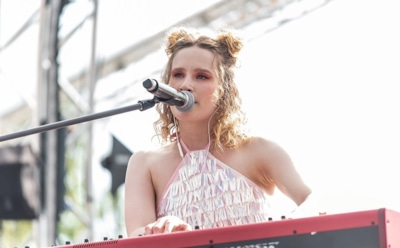 Монеточка призналась в романе со своим продюсером