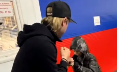 Евгений Плющенко показал шуточную драку с сыном